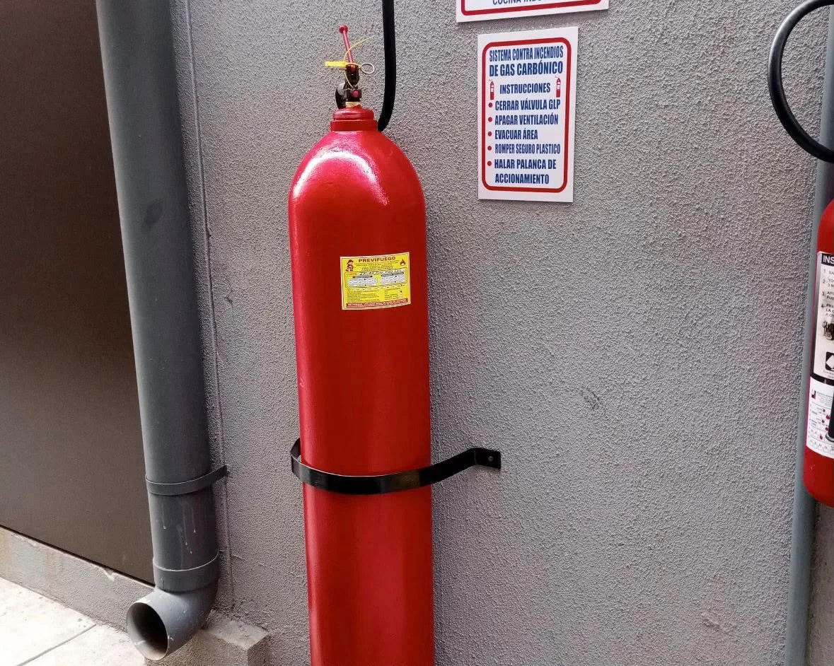 Cilindro CO₂ 50 lbs montado en pared de concreto
